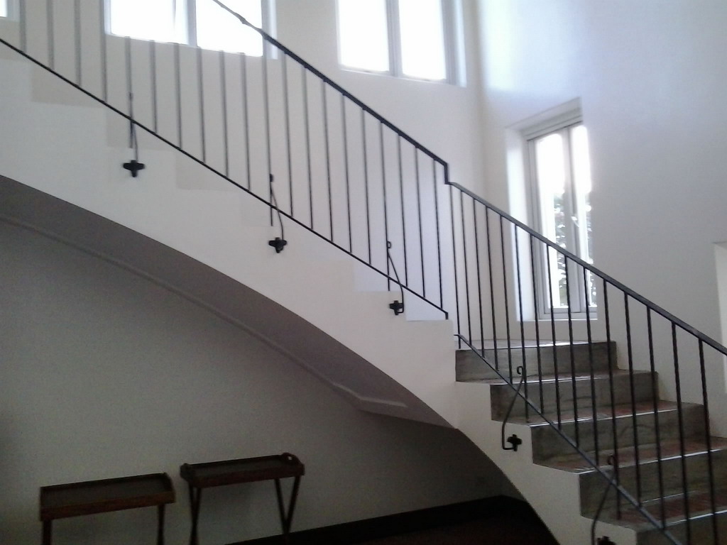 Stair Railing in Wrought Iron Square Bar Scalop Design Stair Railing in Wrought Iron Square Bar Scalop Design