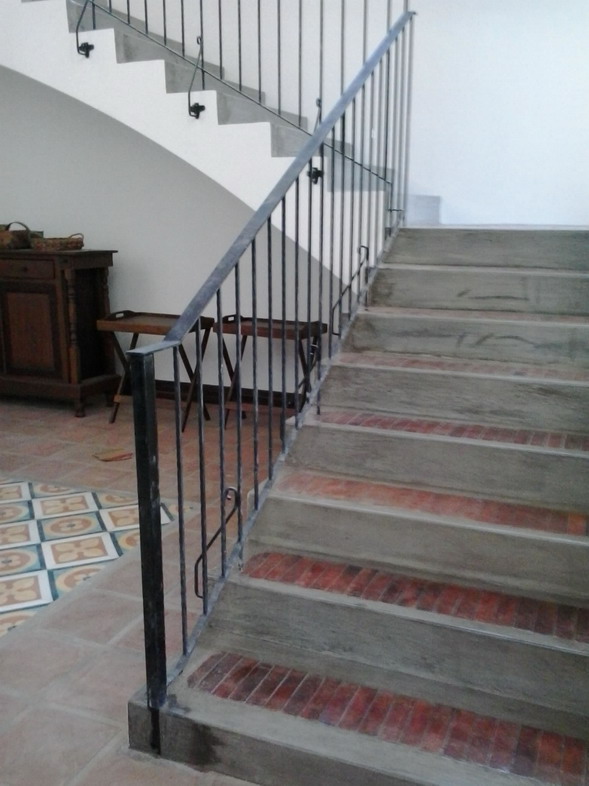 Stair Railing in Wrought Iron Square Bar Scalop Design Stair Railing in Wrought Iron Square Bar Scalop Design
