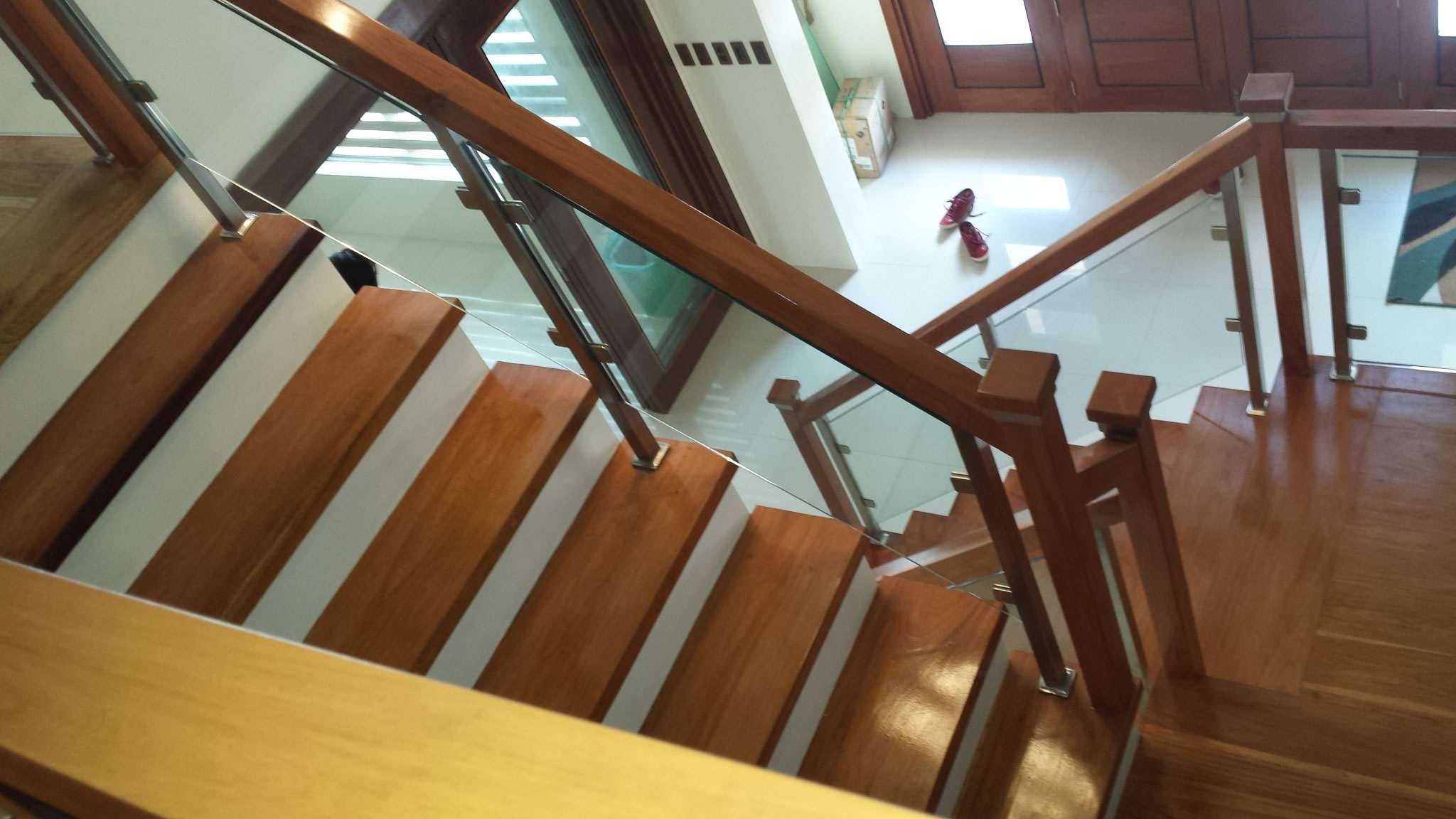 glass-stair-railing-classic-contemporary-design glass-stair-railing-classic-contemporary-design