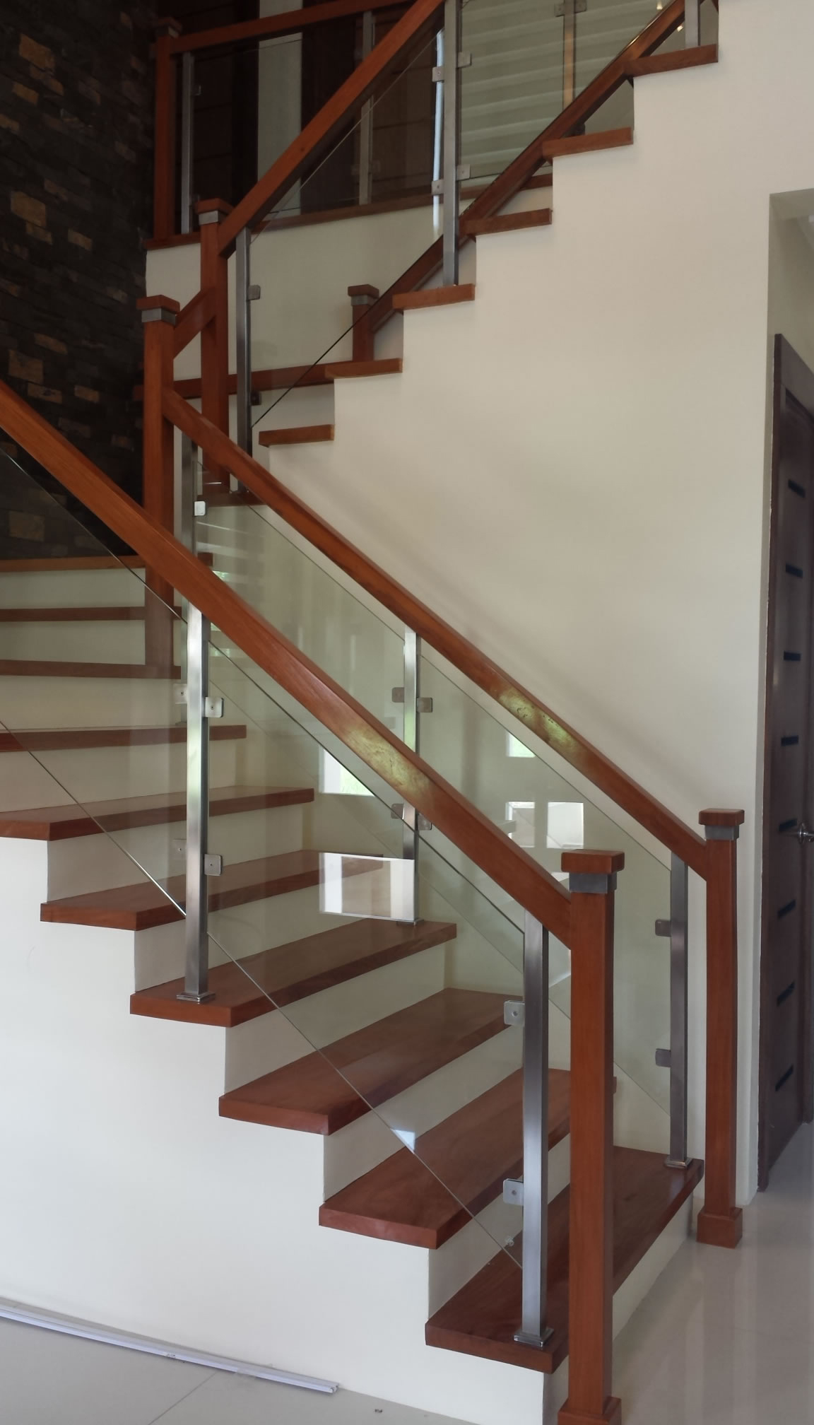 glass-stair-railing-classic-contemporary-design glass-stair-railing-classic-contemporary-design