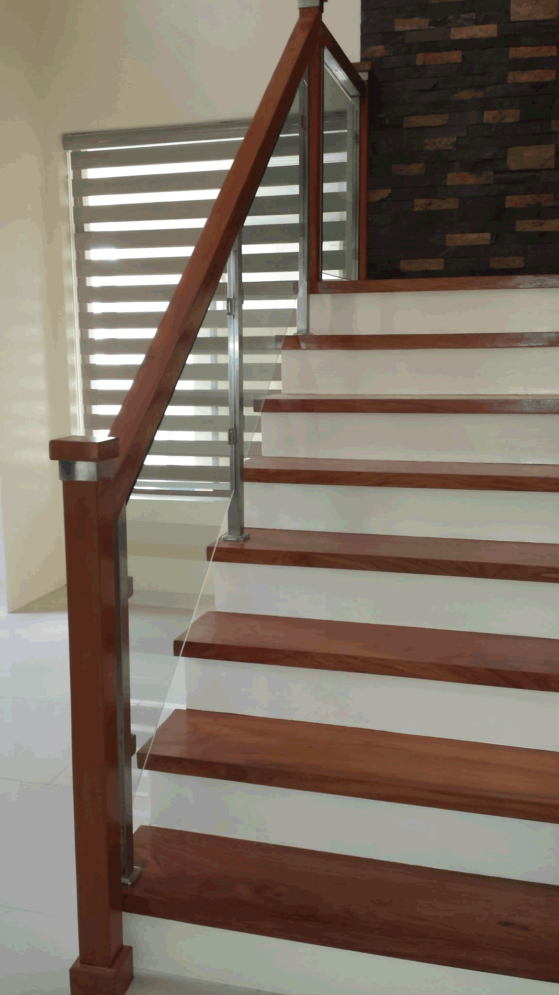 glass-stair-railing-classic-contemporary-design glass-stair-railing-classic-contemporary-design