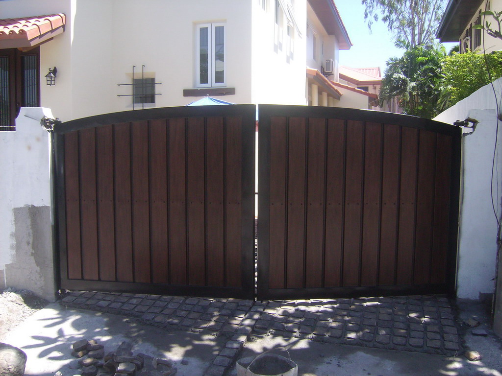 Vehicular Gate in G.I. Sheet Bended and in Wood Finish. Vehicular Gate in G.I. Sheet Bended and in Wood Finish.